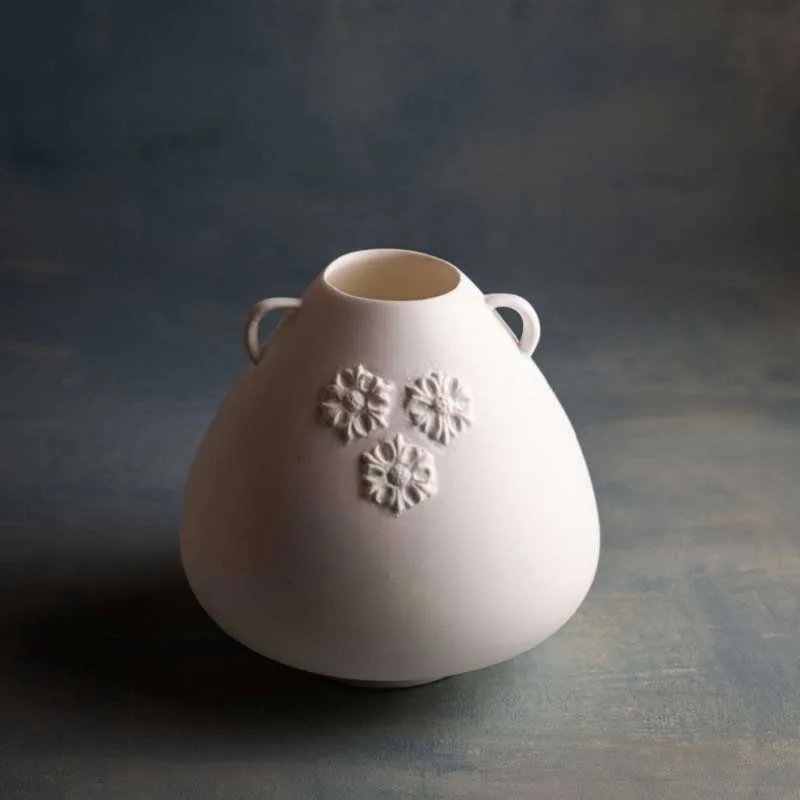 Jarrón HEIMAT – Bone china con relieve de aciano