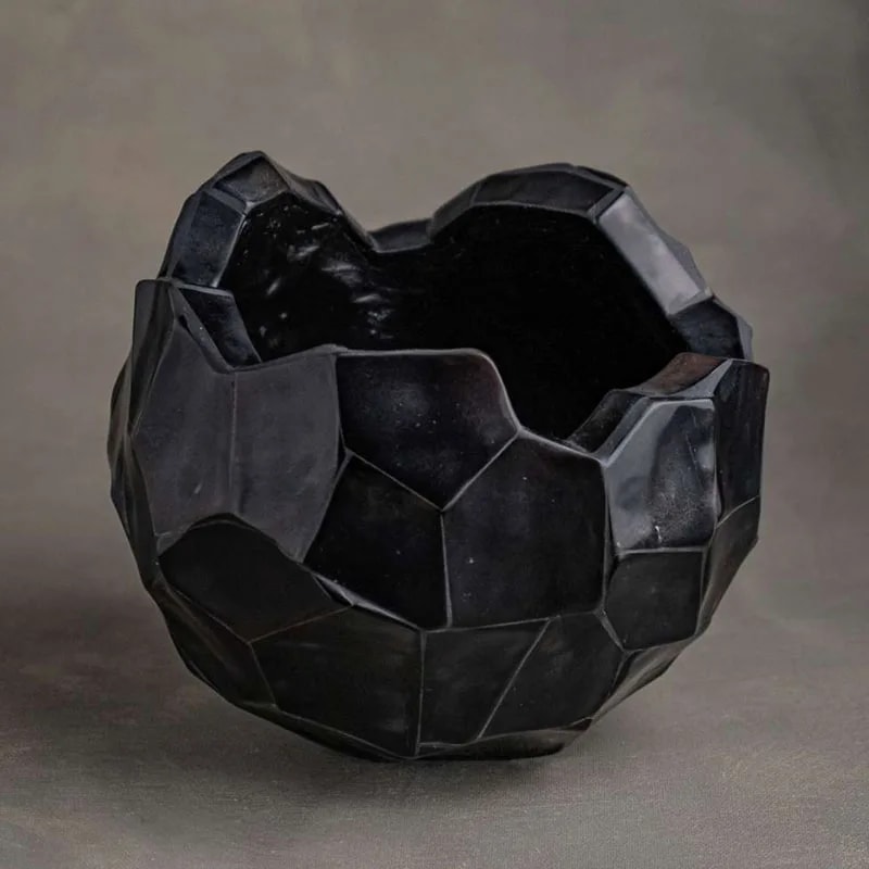 Macetero RADICA ROCHER – macetero esférico con incrustaciones de concha negra
