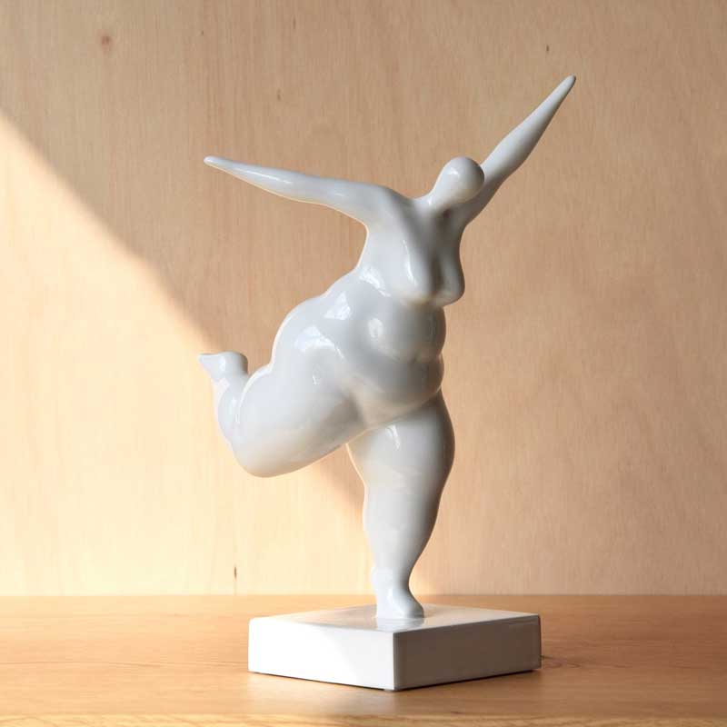 Escultura de cerámica Mujer inclinada hacia delante