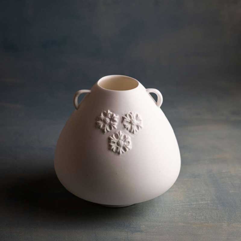 Jarrón HEIMAT – Porcelana Bone China con Relieve de Aciano