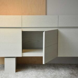 Aparador en Roble con Acabado Blanco Mate Cálido