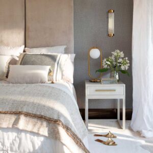 Mesita de noche en acabado de roble blanco grisáceo con base abierta de madera